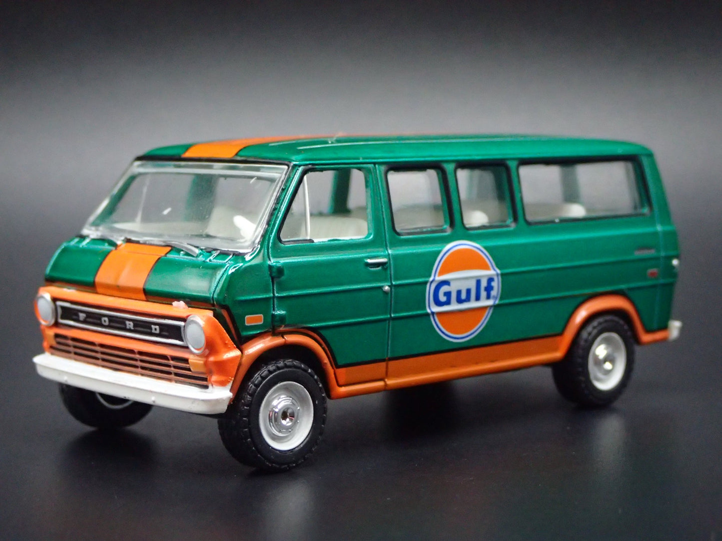 1972 72 FORD CLUB WAGON VAN GULF OIL  HITCH 1:64 SCALE DIORAMA DIECAST MODEL CAR