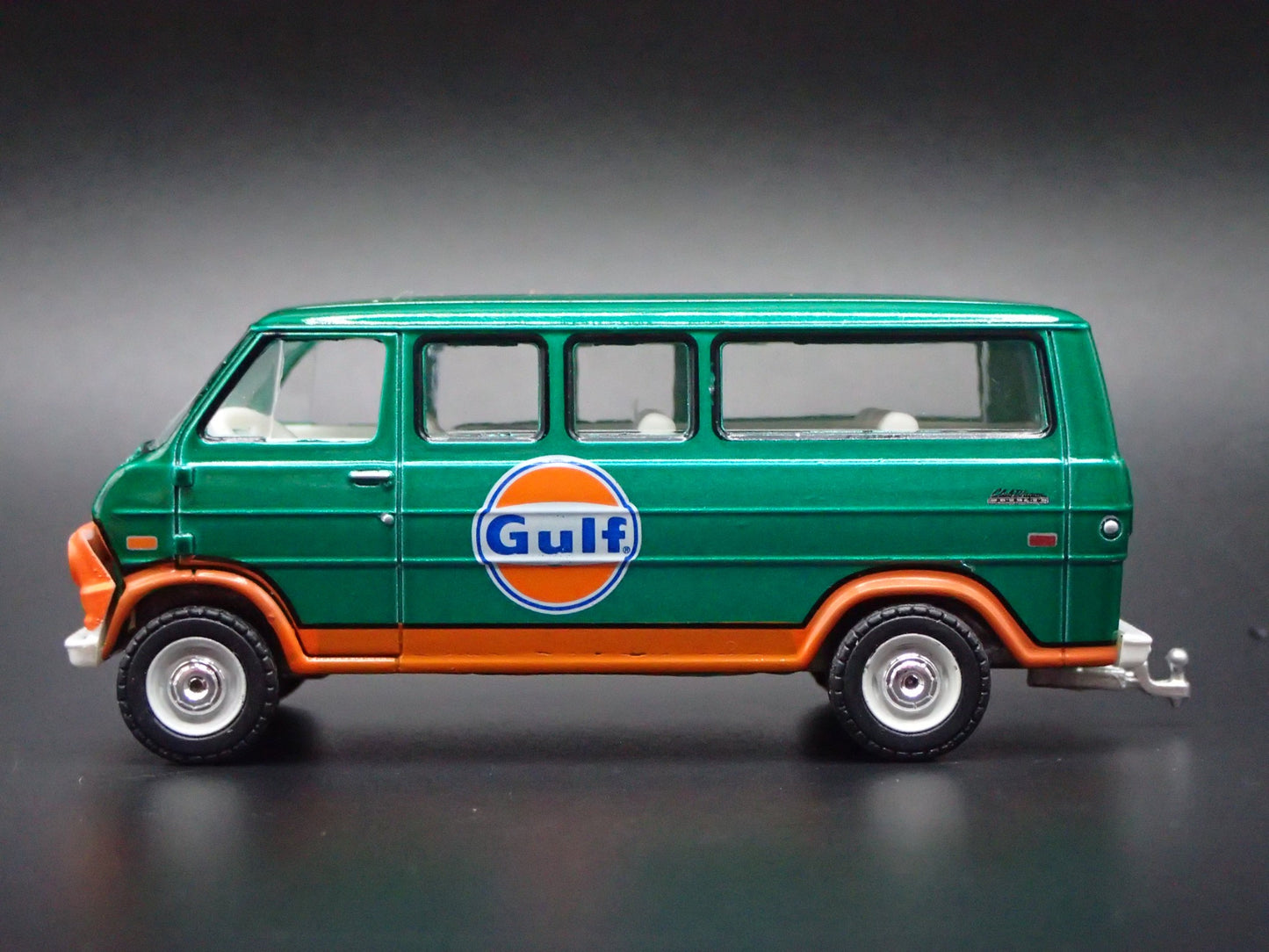 1972 72 FORD CLUB WAGON VAN GULF OIL  HITCH 1:64 SCALE DIORAMA DIECAST MODEL CAR