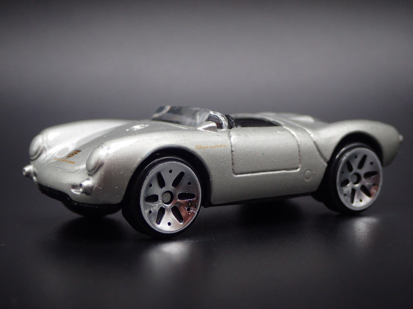 1953-1956 PORSCHE 550 SPYDER 1:64 SCALE COLLECTIBLE DIORAMA DIECAST MODEL CAR