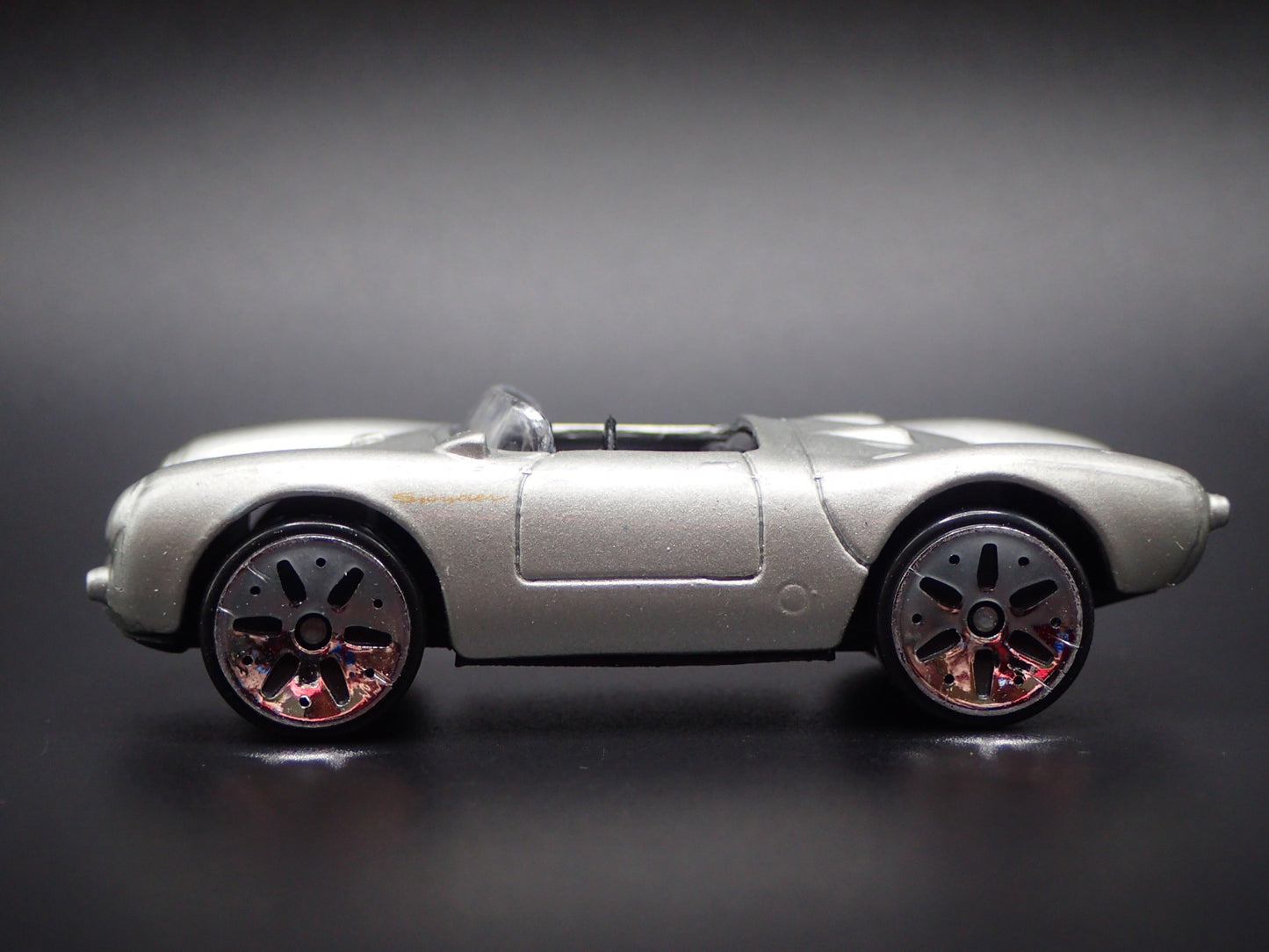 1953-1956 PORSCHE 550 SPYDER 1:64 SCALE COLLECTIBLE DIORAMA DIECAST MODEL CAR