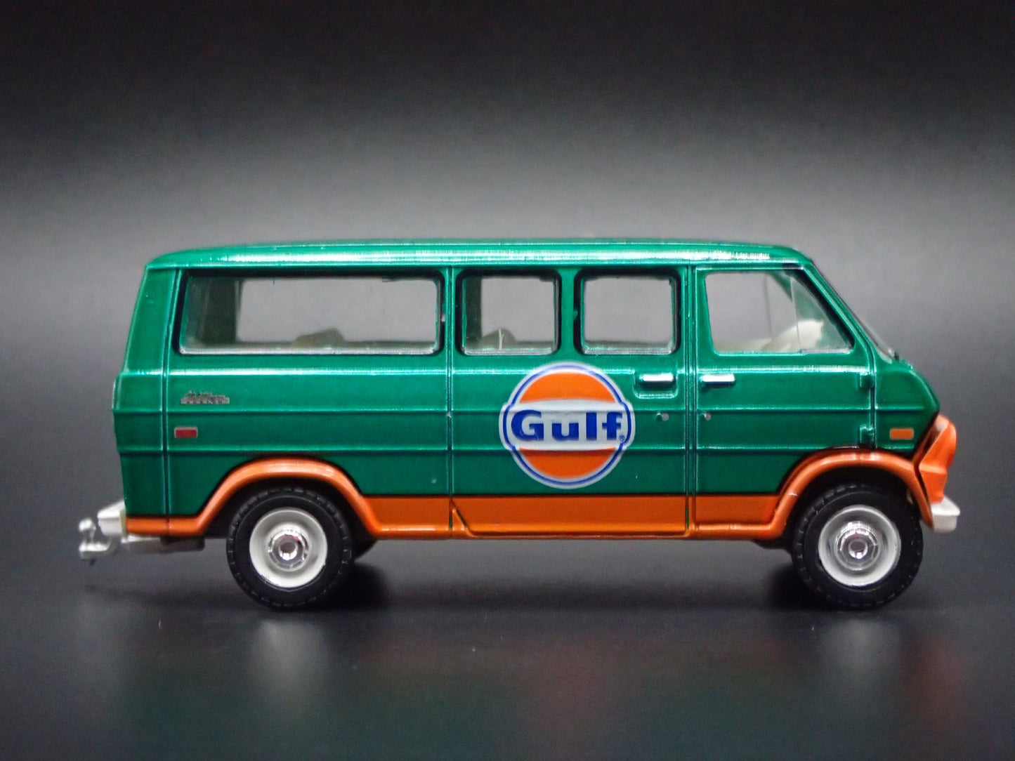 1972 72 FORD CLUB WAGON VAN GULF OIL  HITCH 1:64 SCALE DIORAMA DIECAST MODEL CAR