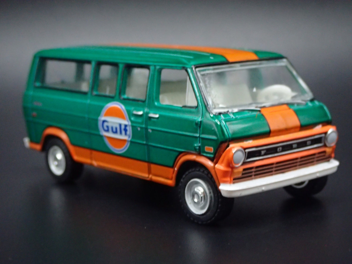 1972 72 FORD CLUB WAGON VAN GULF OIL  HITCH 1:64 SCALE DIORAMA DIECAST MODEL CAR