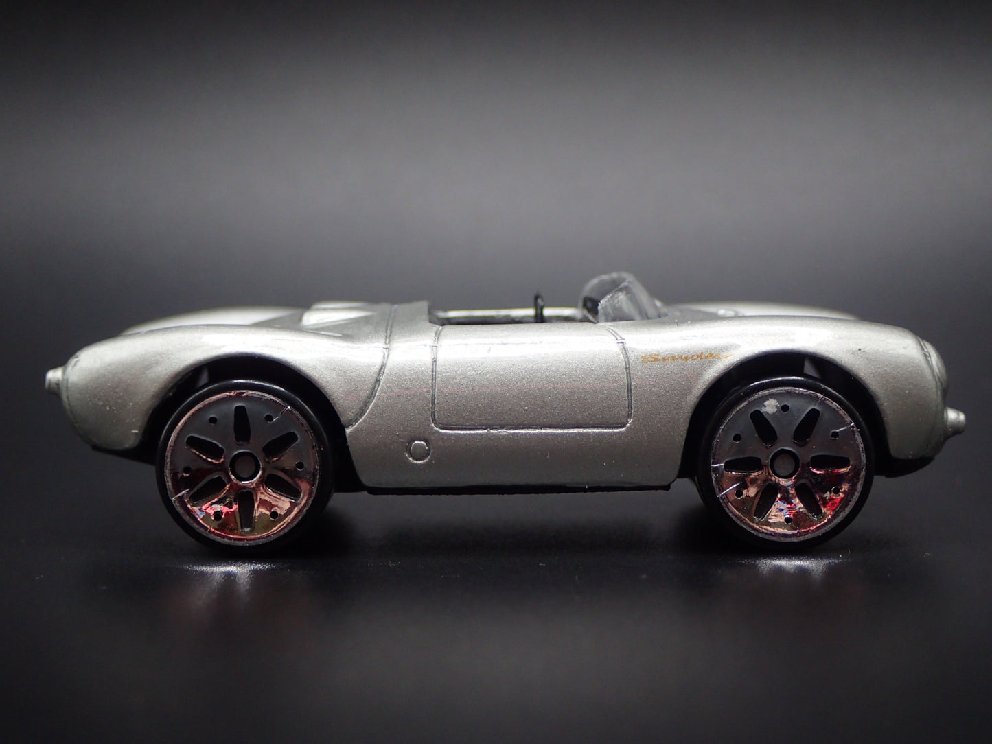 1953-1956 PORSCHE 550 SPYDER 1:64 SCALE COLLECTIBLE DIORAMA DIECAST MODEL CAR