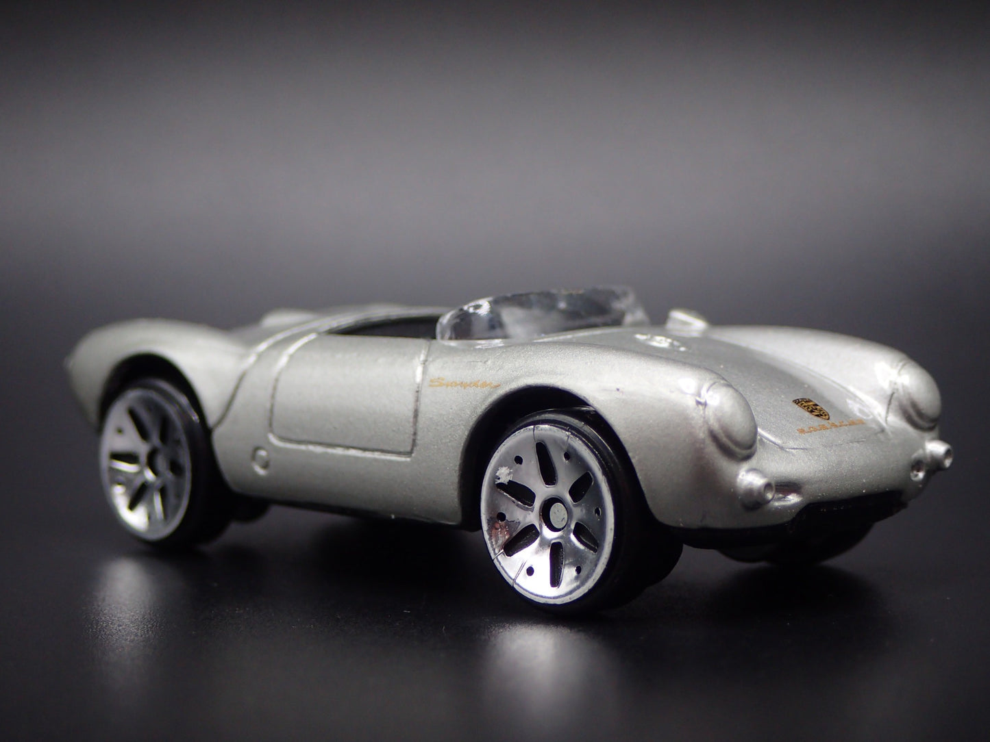 1953-1956 PORSCHE 550 SPYDER 1:64 SCALE COLLECTIBLE DIORAMA DIECAST MODEL CAR