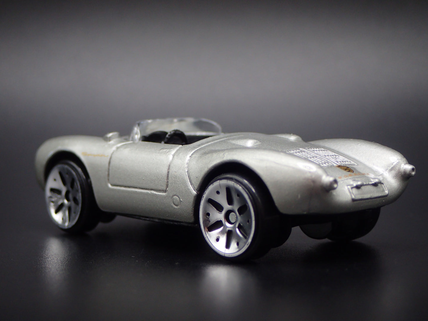 1953-1956 PORSCHE 550 SPYDER 1:64 SCALE COLLECTIBLE DIORAMA DIECAST MODEL CAR
