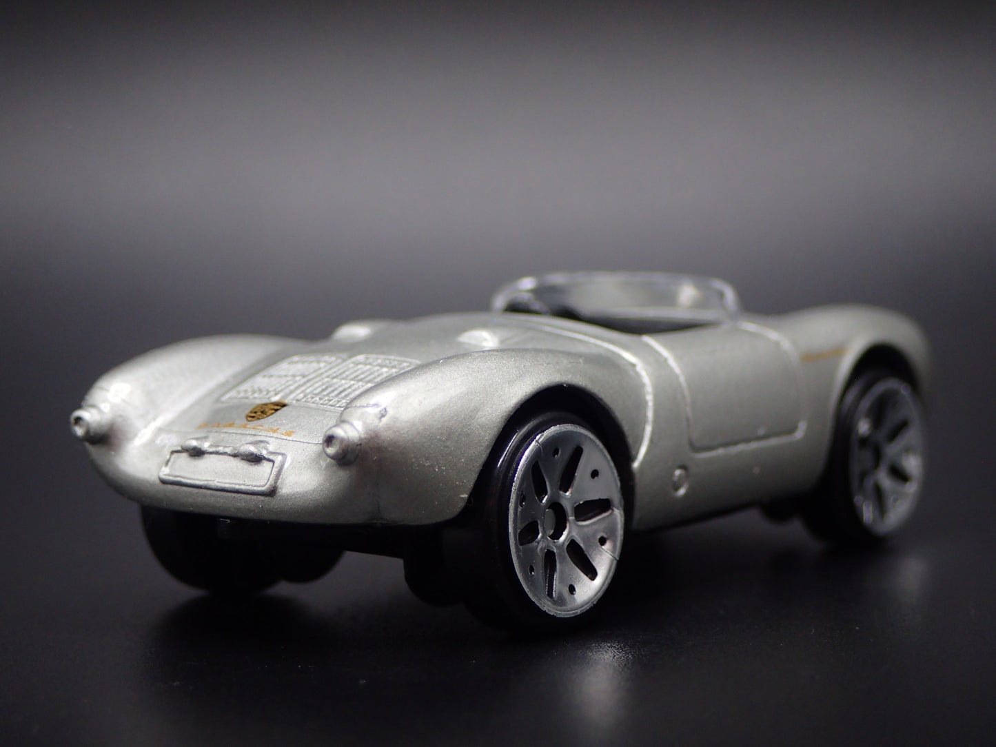 1953-1956 PORSCHE 550 SPYDER 1:64 SCALE COLLECTIBLE DIORAMA DIECAST MODEL CAR