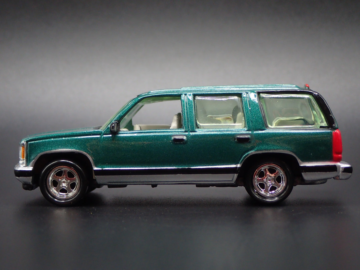 1995-2000 CHEVY CHEVROLET TAHOE GREEN RARE 1:64 SCALE DIORAMA DIECAST MODEL CAR