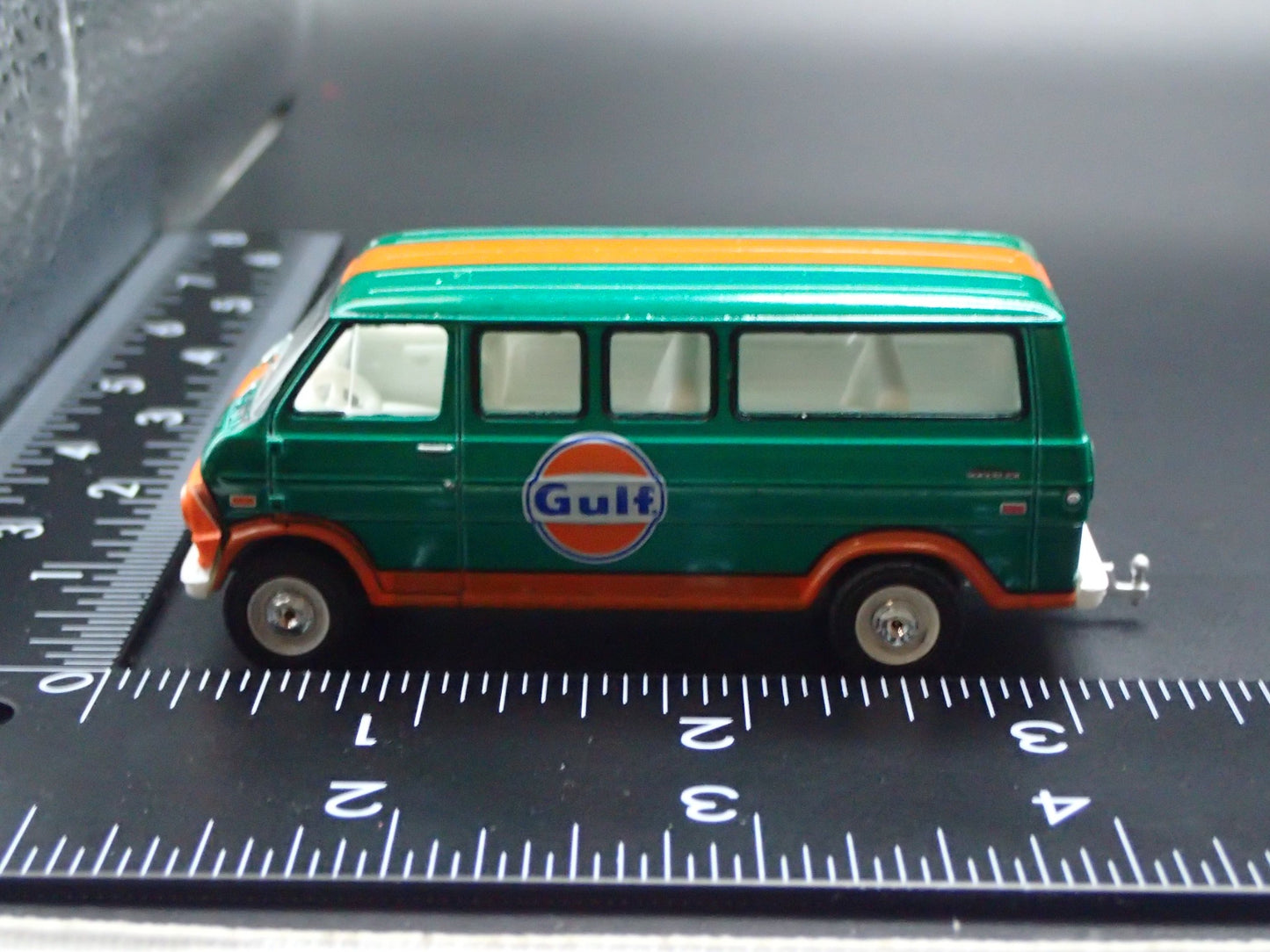 1972 72 FORD CLUB WAGON VAN GULF OIL  HITCH 1:64 SCALE DIORAMA DIECAST MODEL CAR