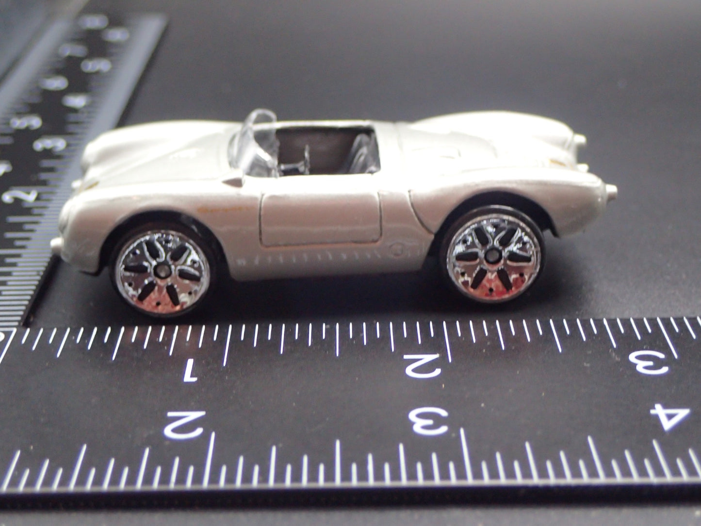 1953-1956 PORSCHE 550 SPYDER 1:64 SCALE COLLECTIBLE DIORAMA DIECAST MODEL CAR