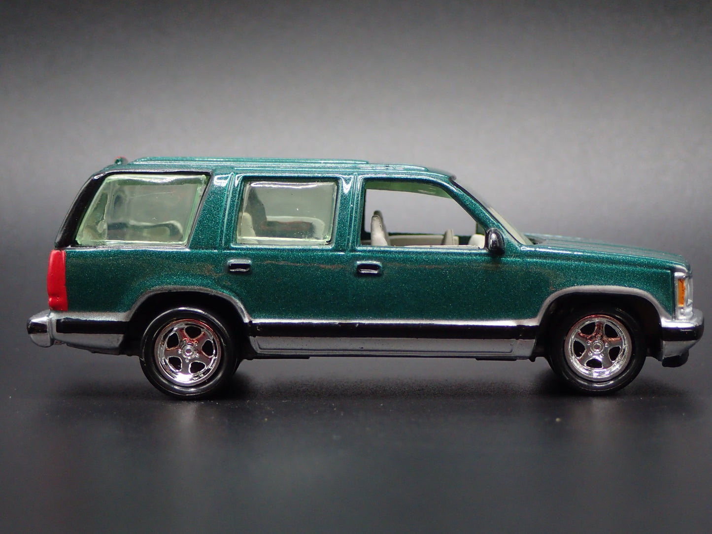 1995-2000 CHEVY CHEVROLET TAHOE GREEN RARE 1:64 SCALE DIORAMA DIECAST MODEL CAR