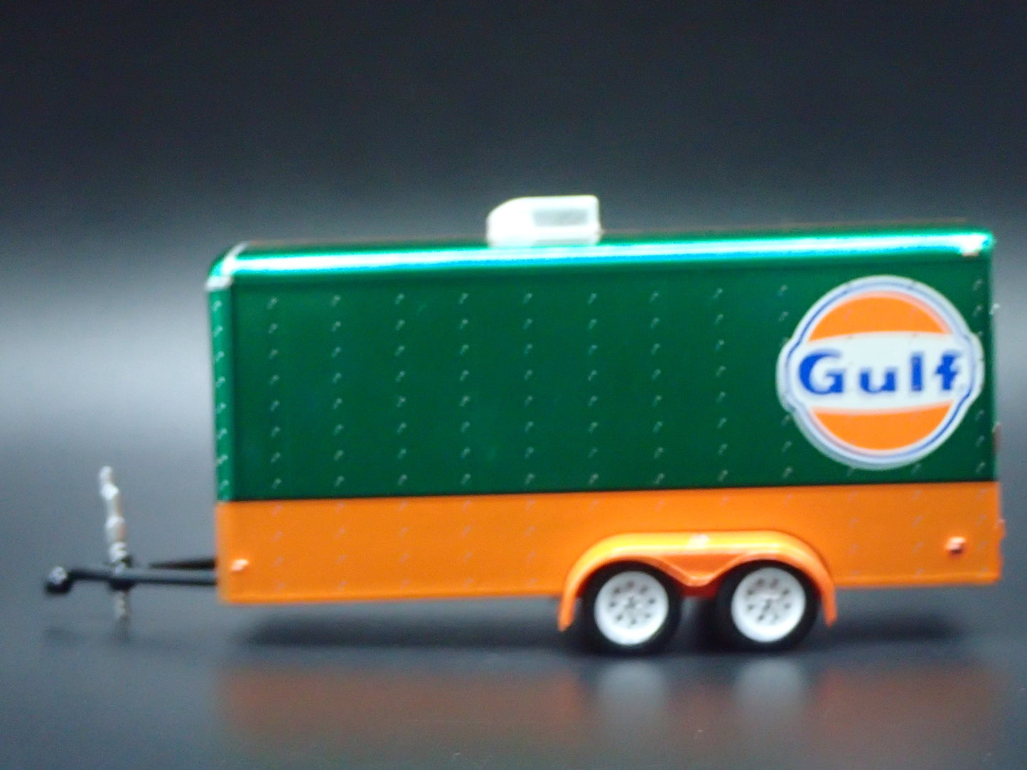 GULF OIL ENCLOSED CAR TOY HAULER TRAILER W OPENING DOOR 1:64 SCALE DIORAMA MODEL