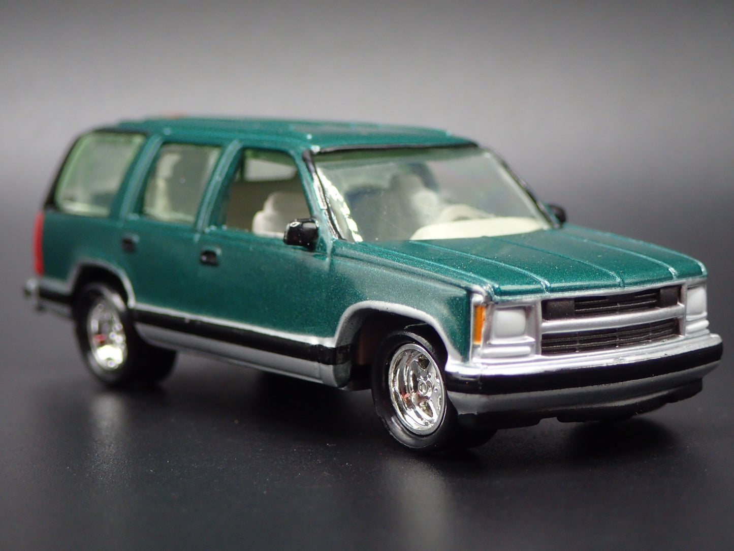 1995-2000 CHEVY CHEVROLET TAHOE GREEN RARE 1:64 SCALE DIORAMA DIECAST MODEL CAR