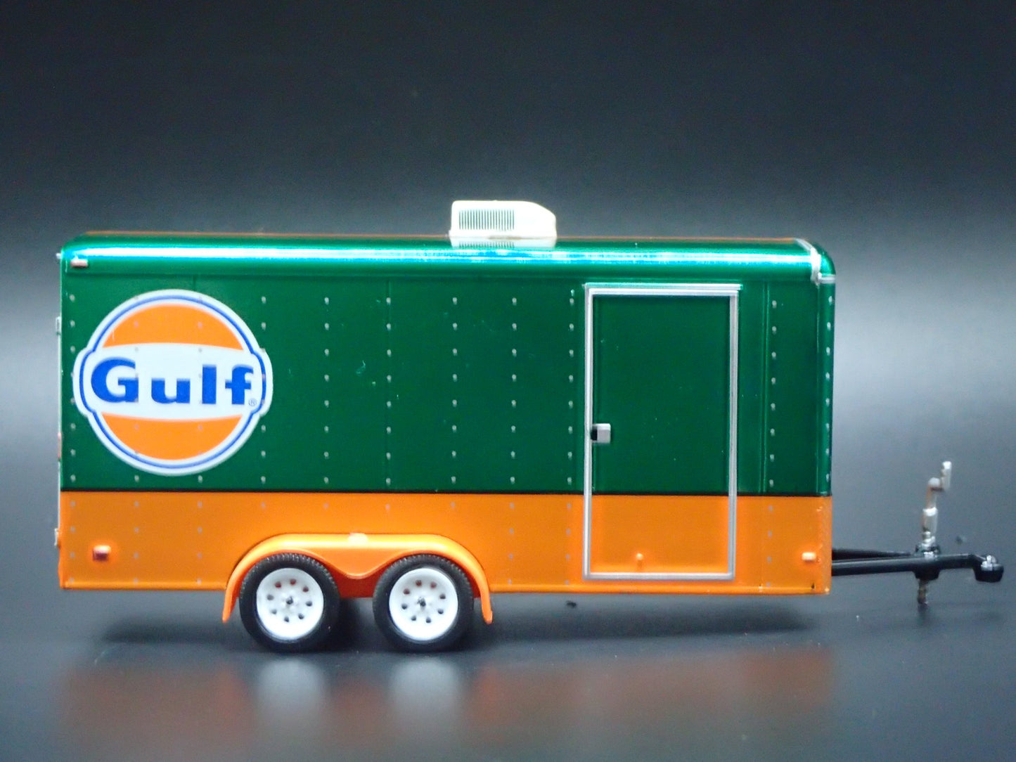 GULF OIL ENCLOSED CAR TOY HAULER TRAILER W OPENING DOOR 1:64 SCALE DIORAMA MODEL