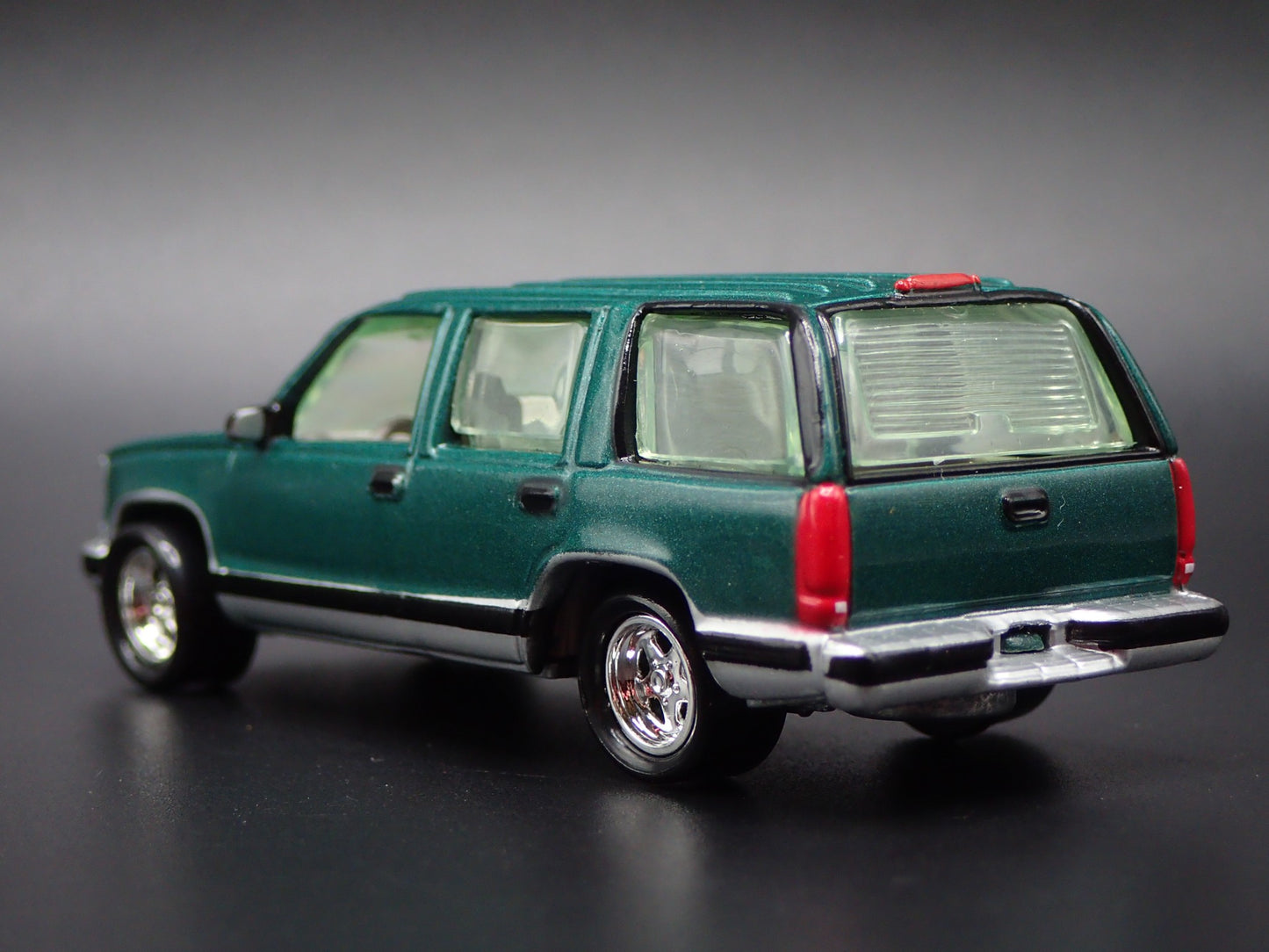 1995-2000 CHEVY CHEVROLET TAHOE GREEN RARE 1:64 SCALE DIORAMA DIECAST MODEL CAR