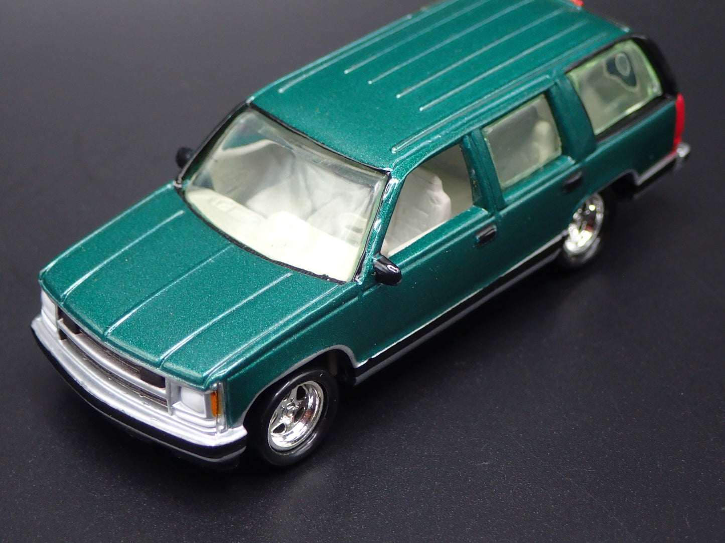 1995-2000 CHEVY CHEVROLET TAHOE GREEN RARE 1:64 SCALE DIORAMA DIECAST MODEL CAR