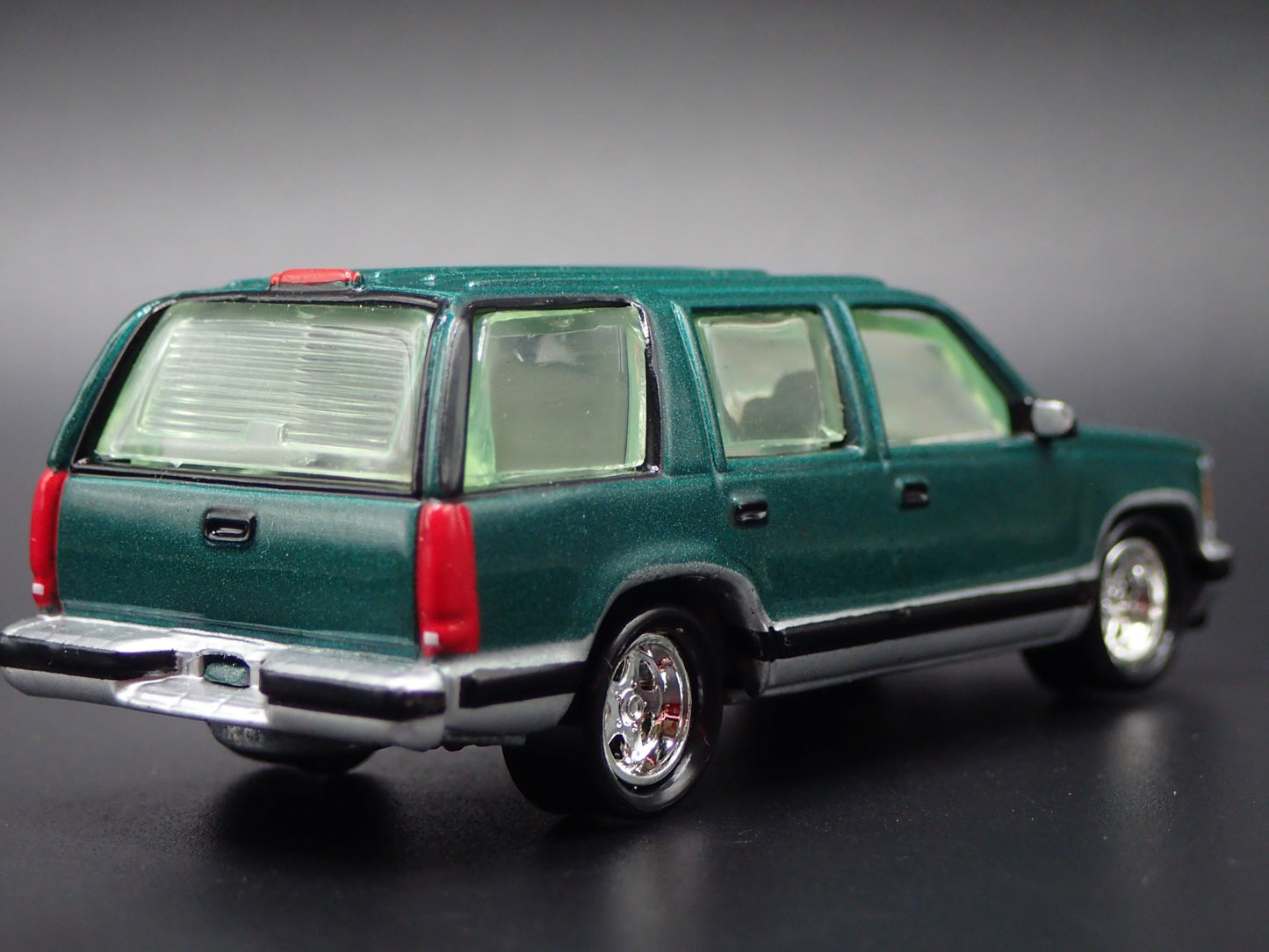 1995-2000 CHEVY CHEVROLET TAHOE GREEN RARE 1:64 SCALE DIORAMA DIECAST MODEL CAR