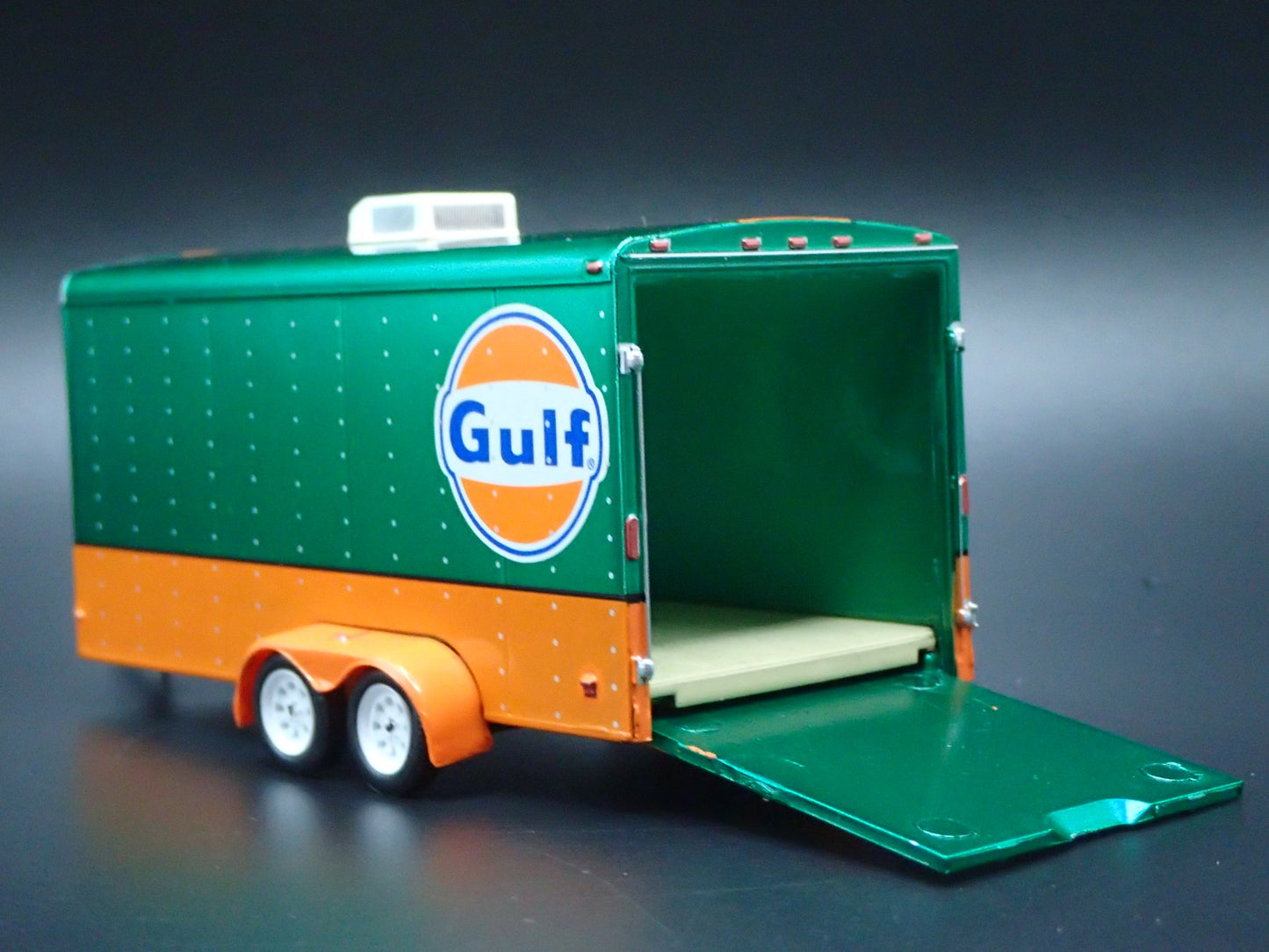 GULF OIL ENCLOSED CAR TOY HAULER TRAILER W OPENING DOOR 1:64 SCALE DIORAMA MODEL