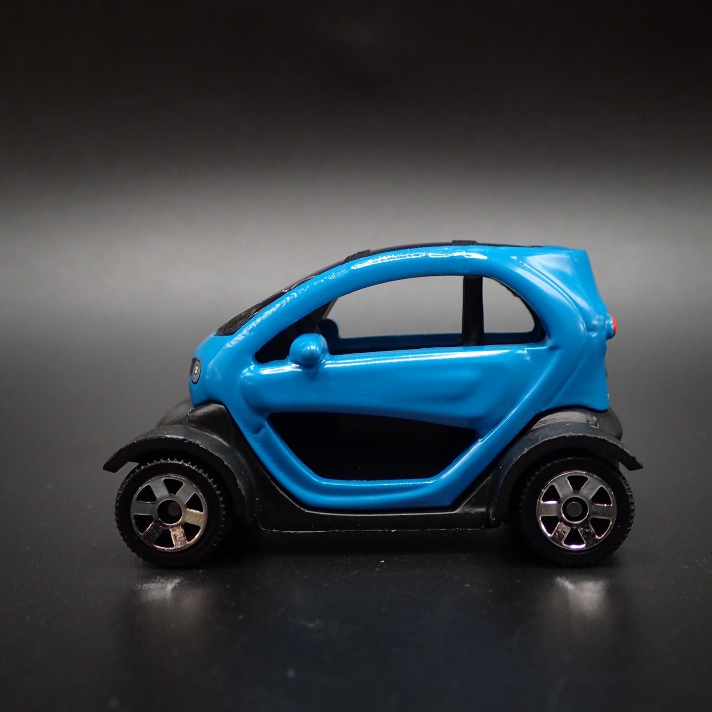 2012-2023 RENAULT TWIZY BLUE 1:64 SCALE COLLECTIBLE DIORAMA DIECAST MODEL CAR