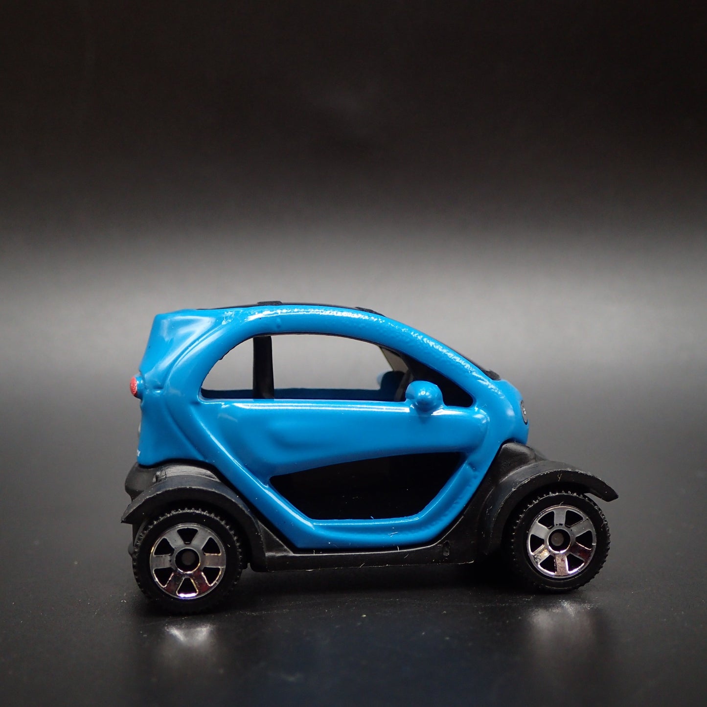 2012-2023 RENAULT TWIZY BLUE 1:64 SCALE COLLECTIBLE DIORAMA DIECAST MODEL CAR
