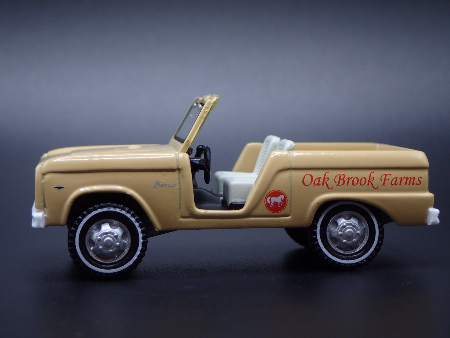 1967 67 FORD BRONCO OAK BROOK FARMS 1:64 SCALE COLLECTIBLE DIECAST MODEL CAR