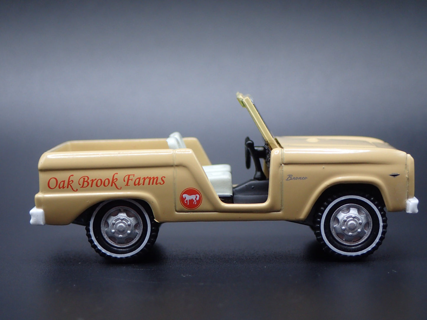 1967 67 FORD BRONCO OAK BROOK FARMS 1:64 SCALE COLLECTIBLE DIECAST MODEL CAR