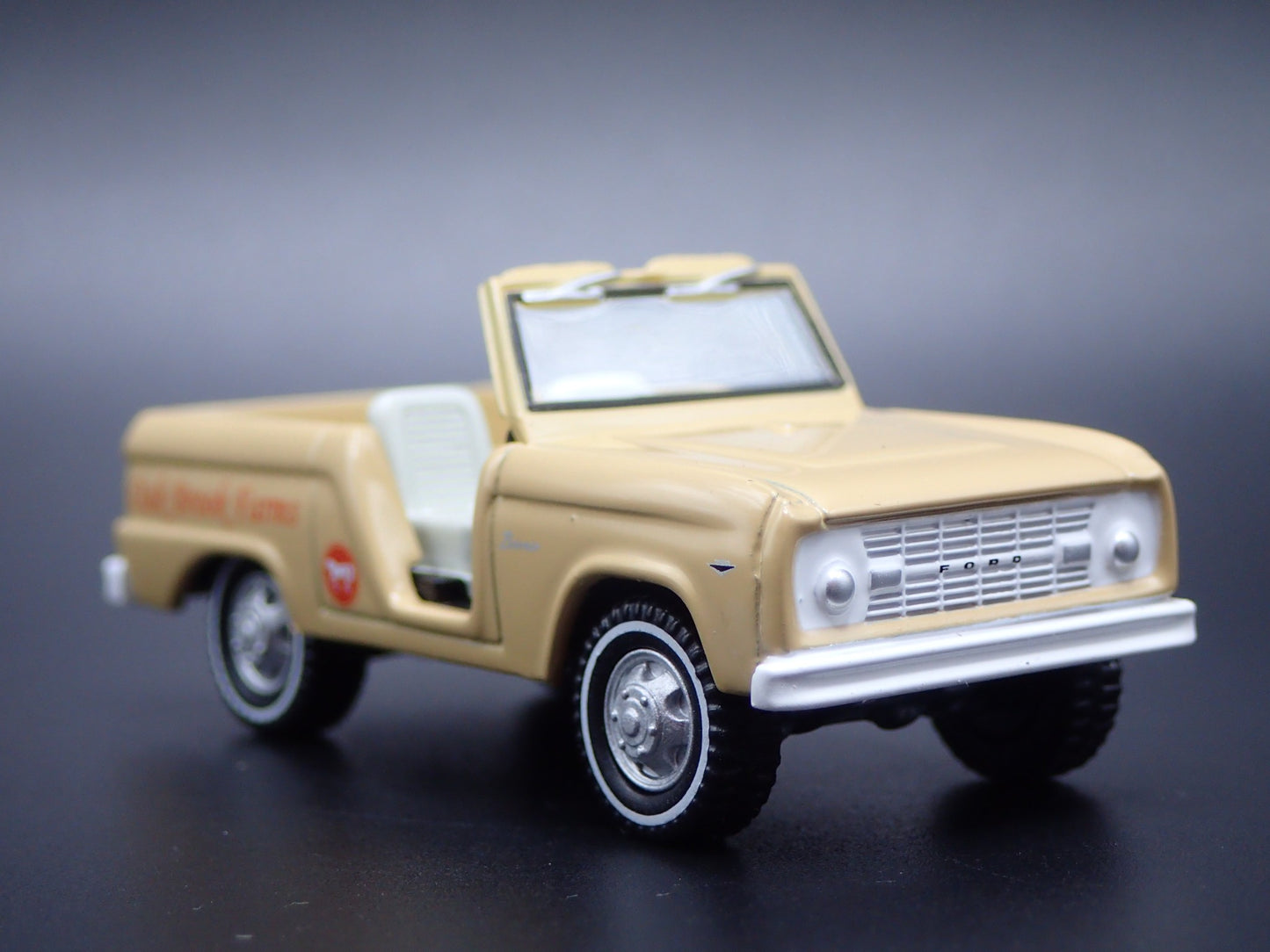 1967 67 FORD BRONCO OAK BROOK FARMS 1:64 SCALE COLLECTIBLE DIECAST MODEL CAR