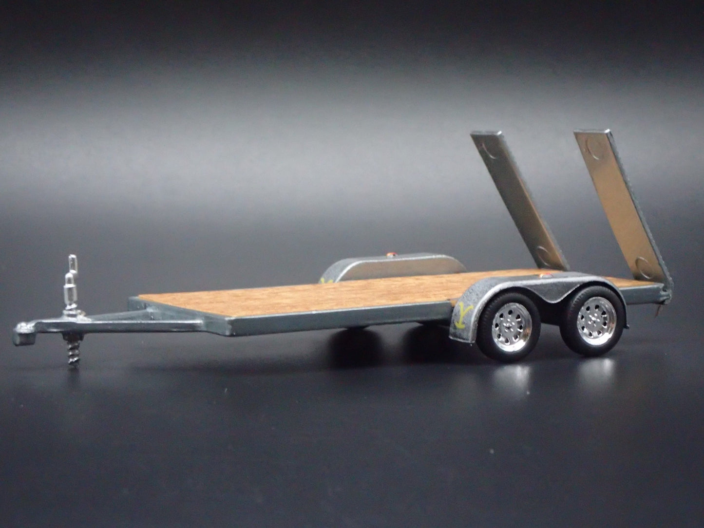 FLATBED CAR HAULER TRAILER  WITH LOADING RAMPS 1:64 SCALE DIORAMA PROP MODEL