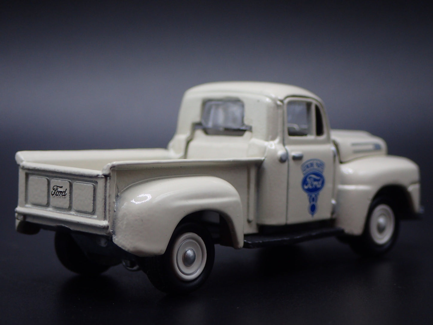 1950 50 FORD PICKUP TRUCK F1 1:64 SCALE COLLECTIBLE DIORAMA DIECAST MODEL CAR