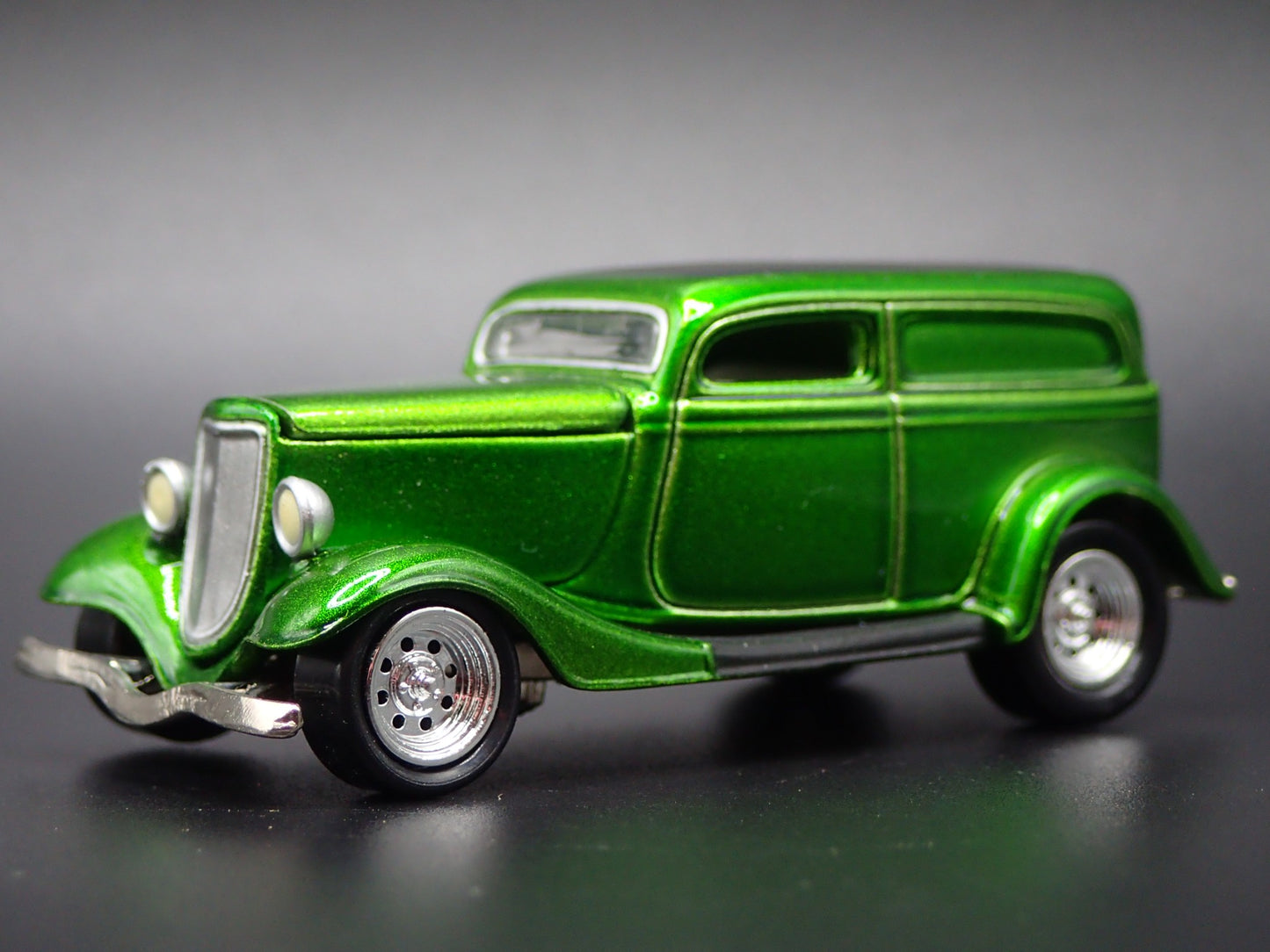 1933 33 FORD DELIVERY GREEN 1:64 SCALE COLLECTIBLE DIORAMA DIECAST MODEL CAR