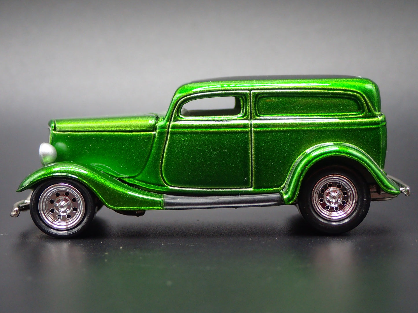 1933 33 FORD DELIVERY GREEN 1:64 SCALE COLLECTIBLE DIORAMA DIECAST MODEL CAR