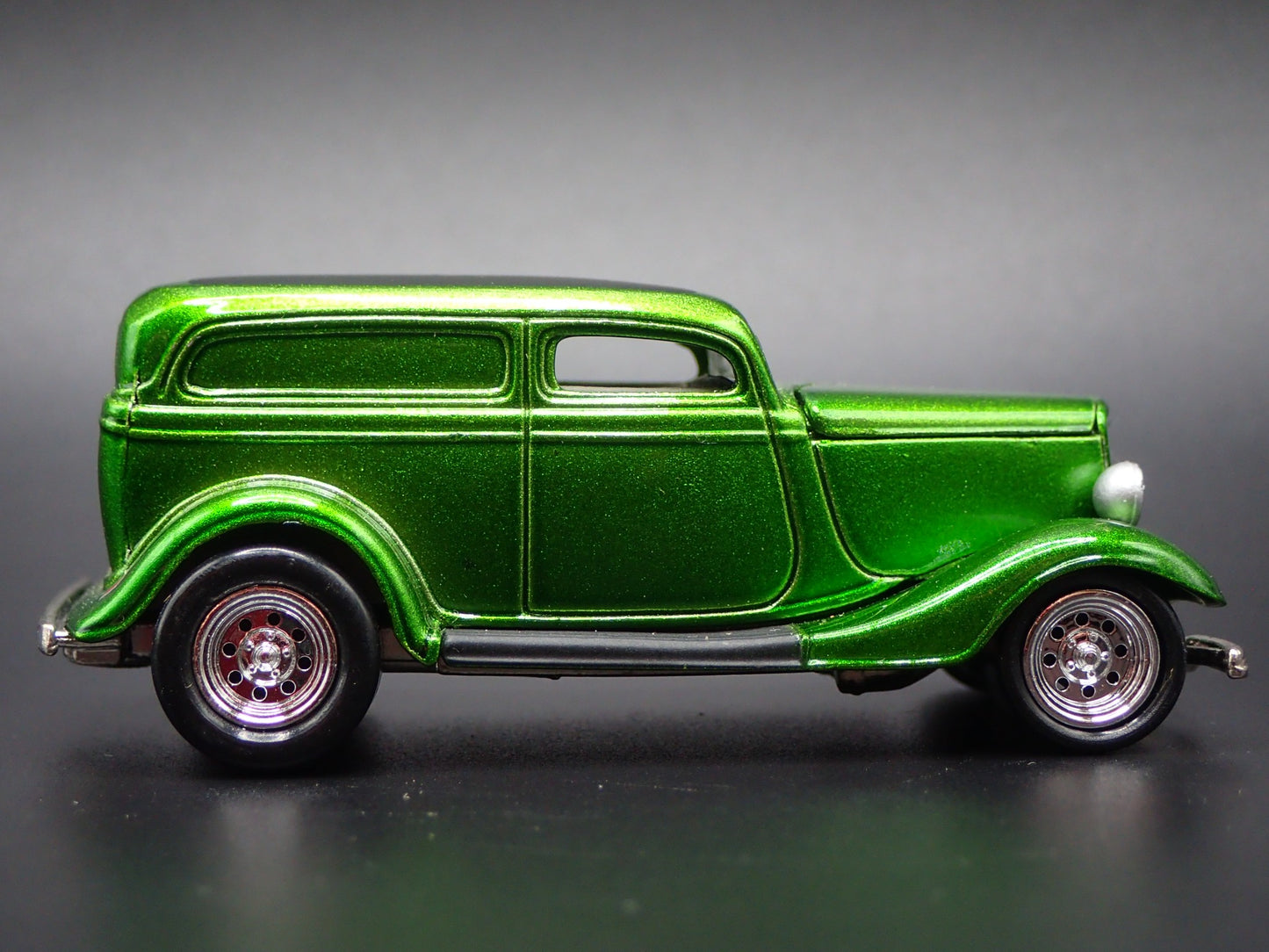 1933 33 FORD DELIVERY GREEN 1:64 SCALE COLLECTIBLE DIORAMA DIECAST MODEL CAR