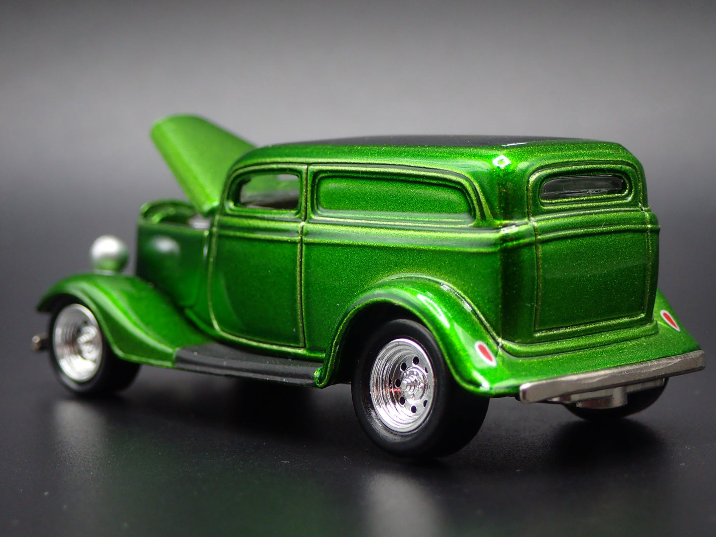 1933 33 FORD DELIVERY GREEN 1:64 SCALE COLLECTIBLE DIORAMA DIECAST MODEL CAR