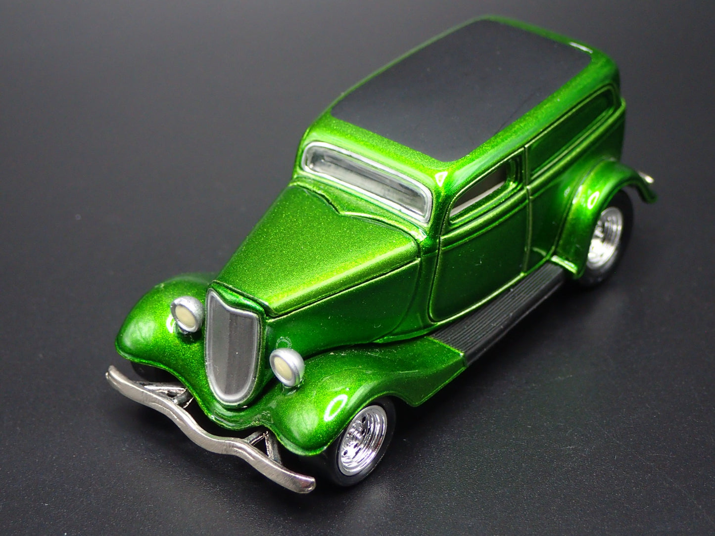 1933 33 FORD DELIVERY GREEN 1:64 SCALE COLLECTIBLE DIORAMA DIECAST MODEL CAR