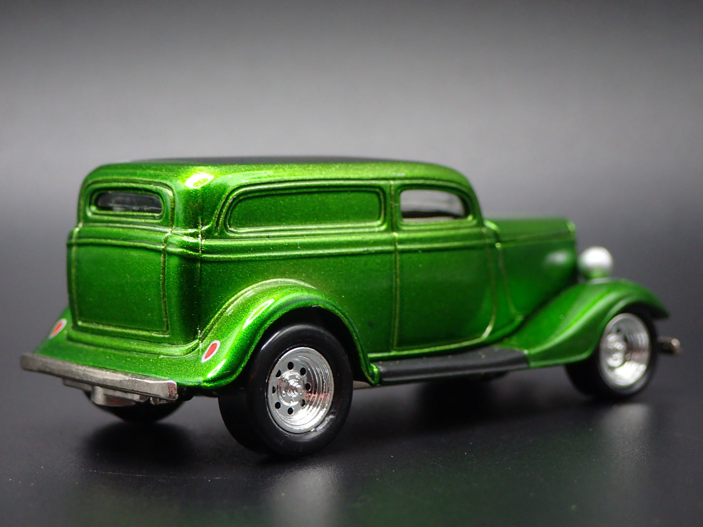 1933 33 FORD DELIVERY GREEN 1:64 SCALE COLLECTIBLE DIORAMA DIECAST MODEL CAR