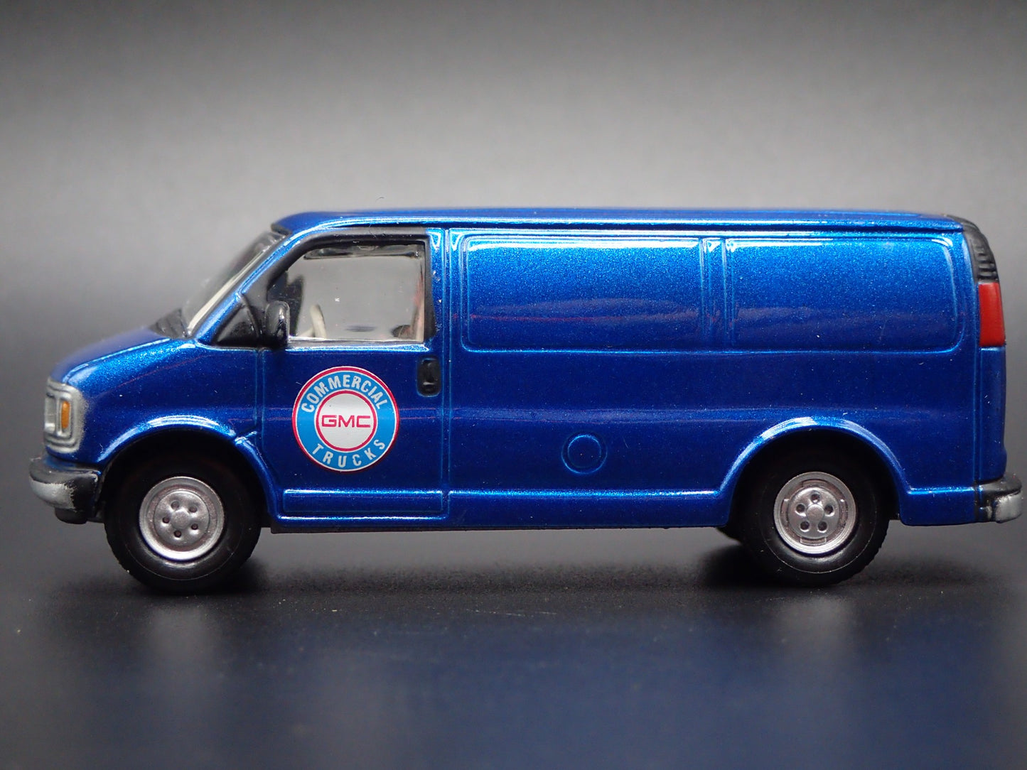 1996-2002 GMC 2500 VAN BLUE 1:64 SCALE COLLECTIBLE DIORAMA DIECAST MODEL CAR
