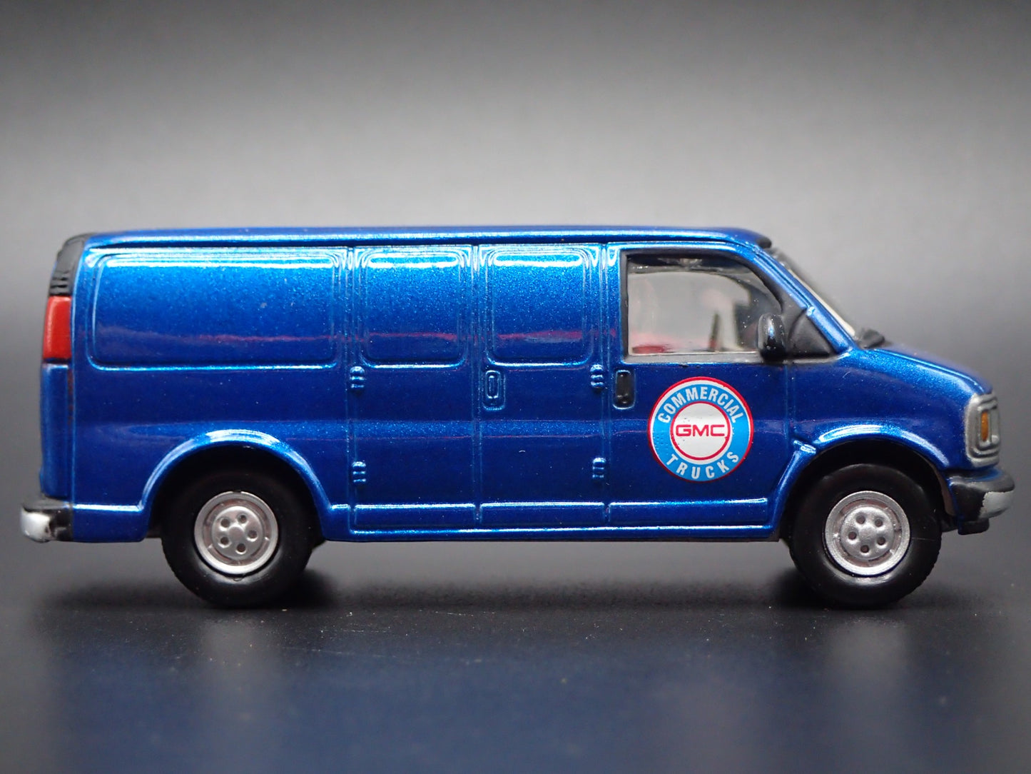 1996-2002 GMC 2500 VAN BLUE 1:64 SCALE COLLECTIBLE DIORAMA DIECAST MODEL CAR