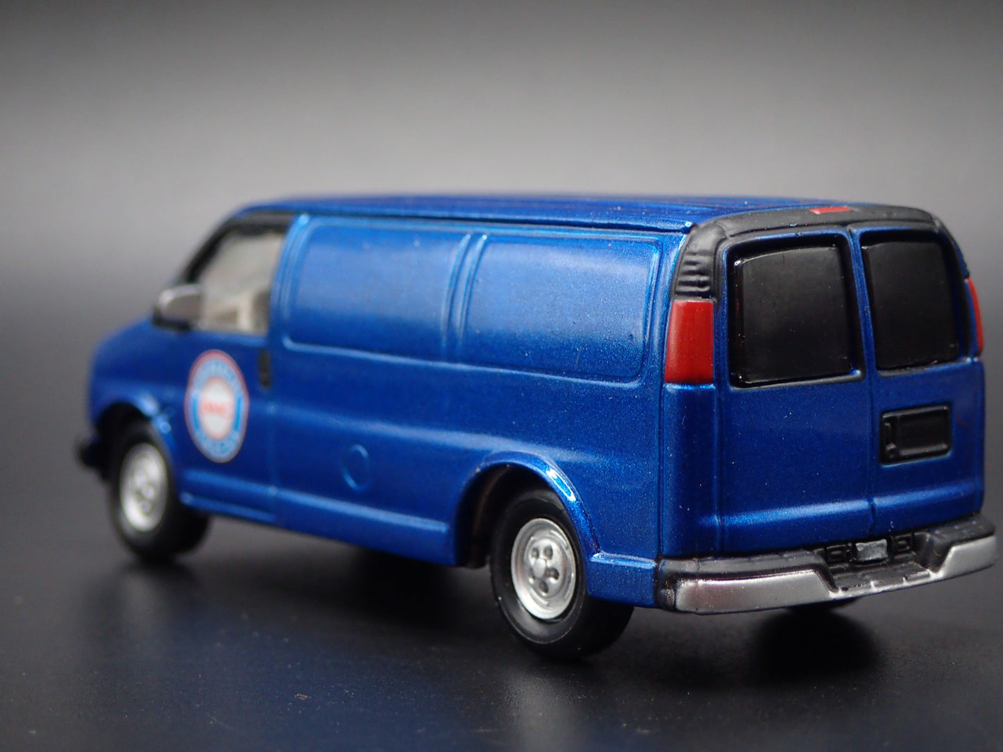 1996-2002 GMC 2500 VAN BLUE 1:64 SCALE COLLECTIBLE DIORAMA DIECAST MODEL CAR