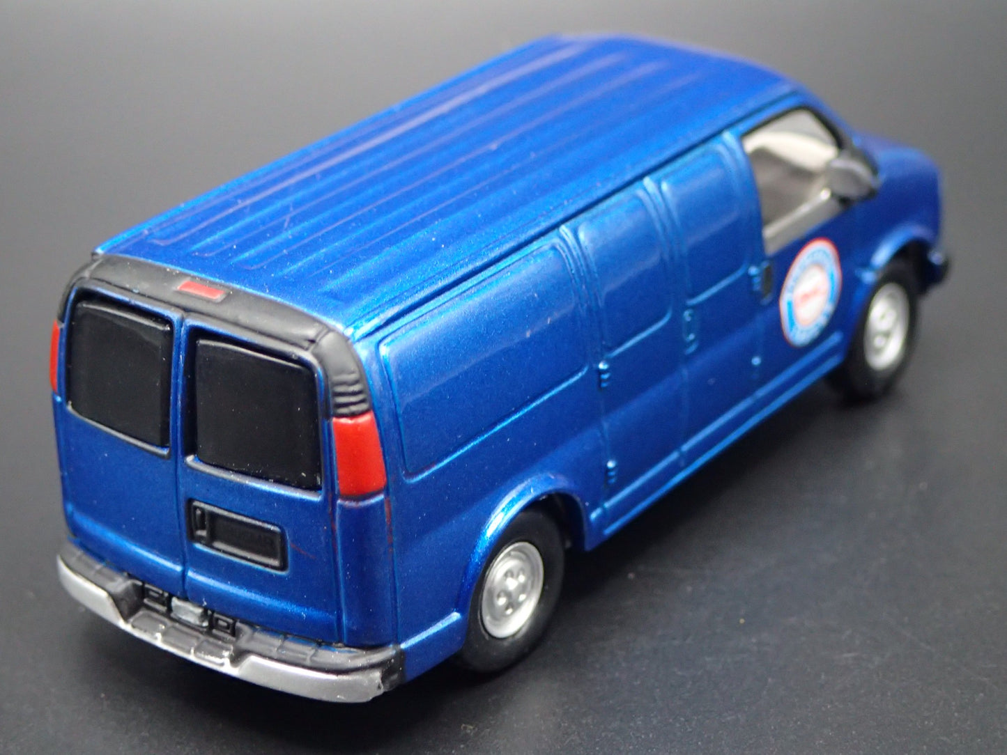 1996-2002 GMC 2500 VAN BLUE 1:64 SCALE COLLECTIBLE DIORAMA DIECAST MODEL CAR