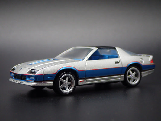 1982 82 CHEVY CHEVROLET CAMARO Z28 SILVER 1:64 SCALE DIORAMA DIECAST MODEL CAR