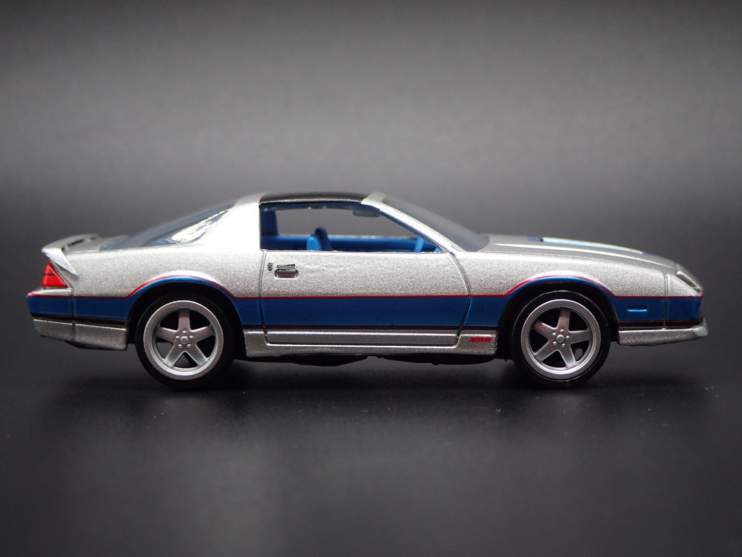 1982 82 CHEVY CHEVROLET CAMARO Z28 SILVER 1:64 SCALE DIORAMA DIECAST MODEL CAR