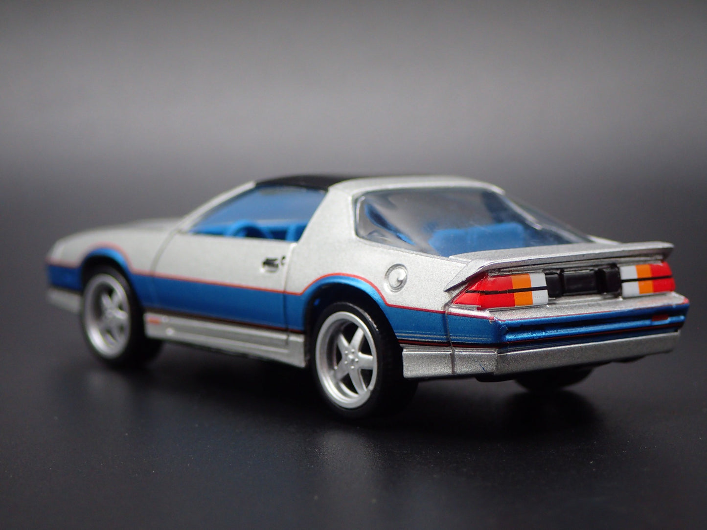 1982 82 CHEVY CHEVROLET CAMARO Z28 SILVER 1:64 SCALE DIORAMA DIECAST MODEL CAR