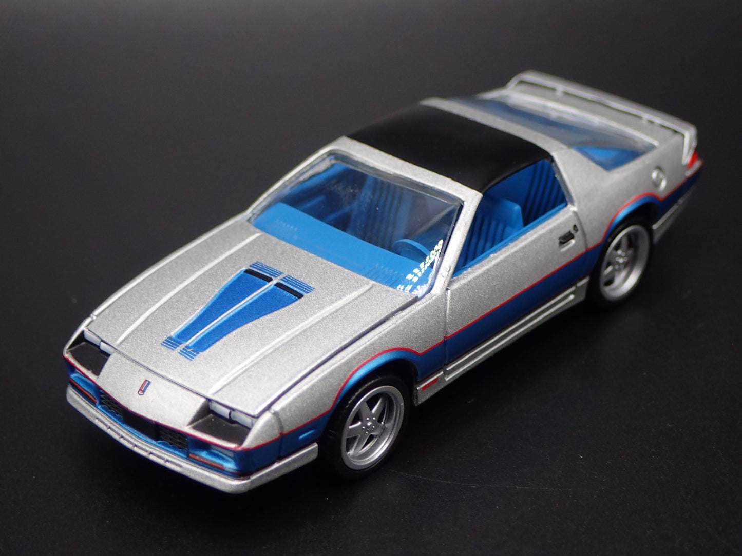 1982 82 CHEVY CHEVROLET CAMARO Z28 SILVER 1:64 SCALE DIORAMA DIECAST MODEL CAR