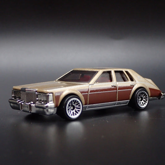 1982 82 CADILLAC CADDY SEVILLE  1:64 SCALE COLLECTIBLE DIORAMA DIECAST MODEL CAR