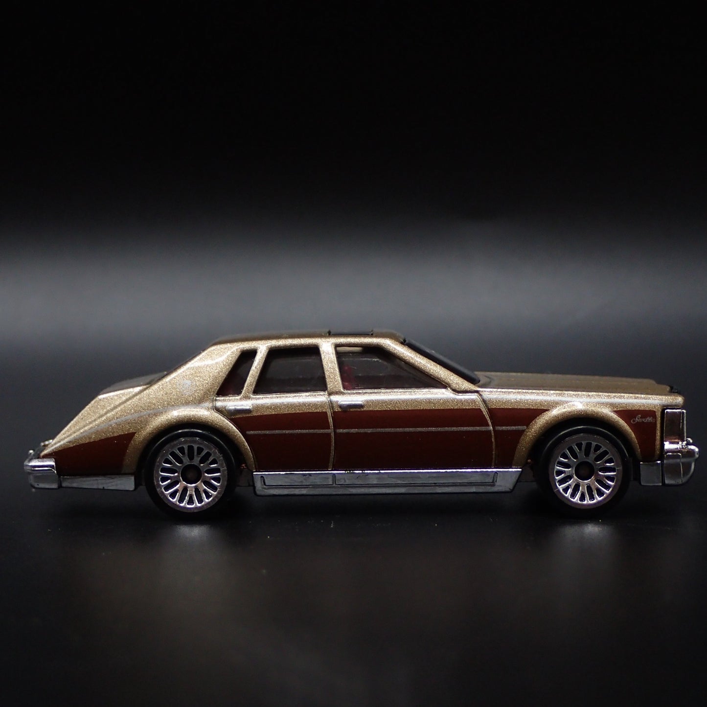 1982 82 CADILLAC CADDY SEVILLE  1:64 SCALE COLLECTIBLE DIORAMA DIECAST MODEL CAR