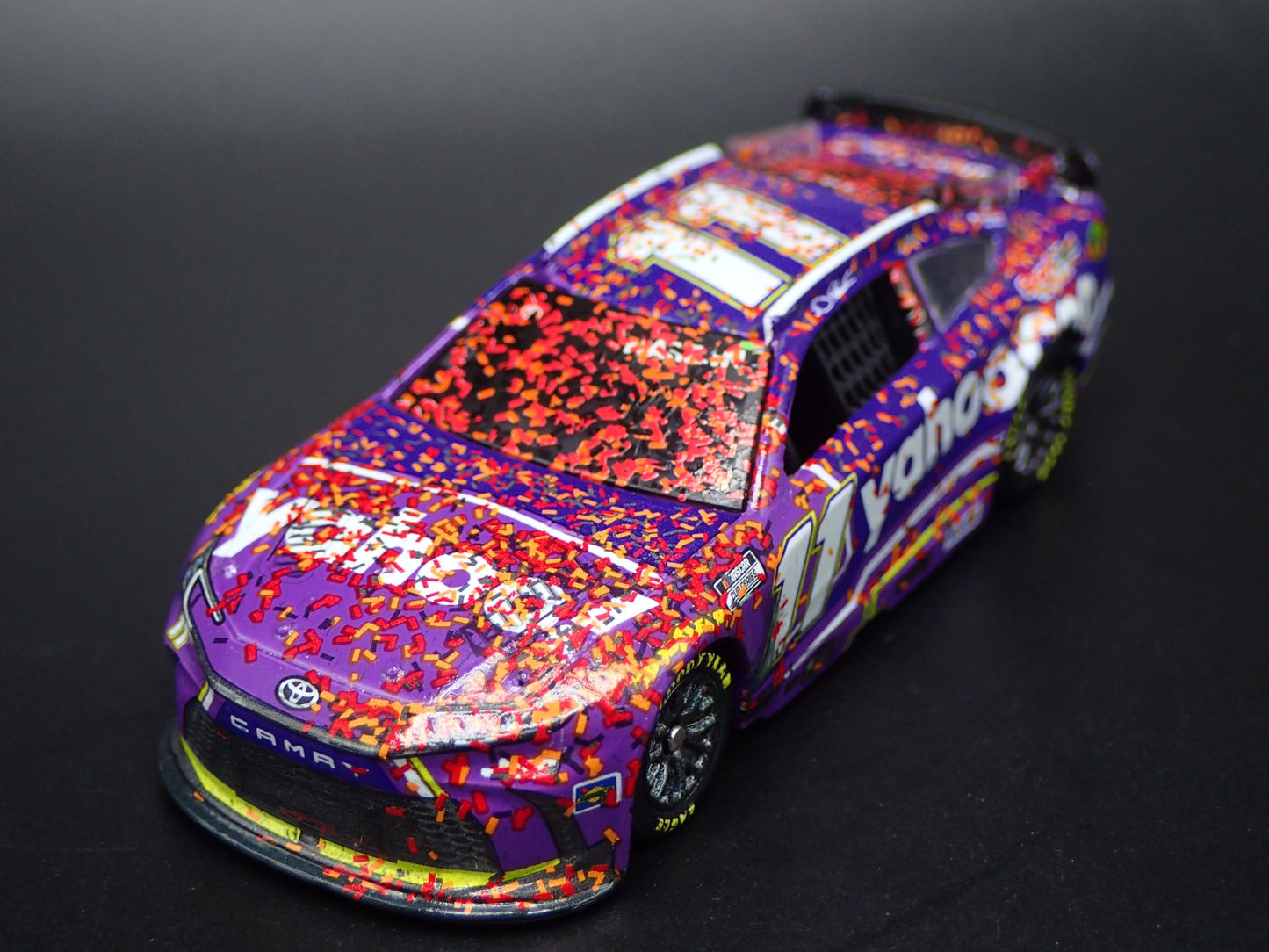 2025 25 TOYOTA CAMRY 11 DENNY HAMLIN YAHOO WIN NASCAR 1:64 SCALE DIECAST CAR