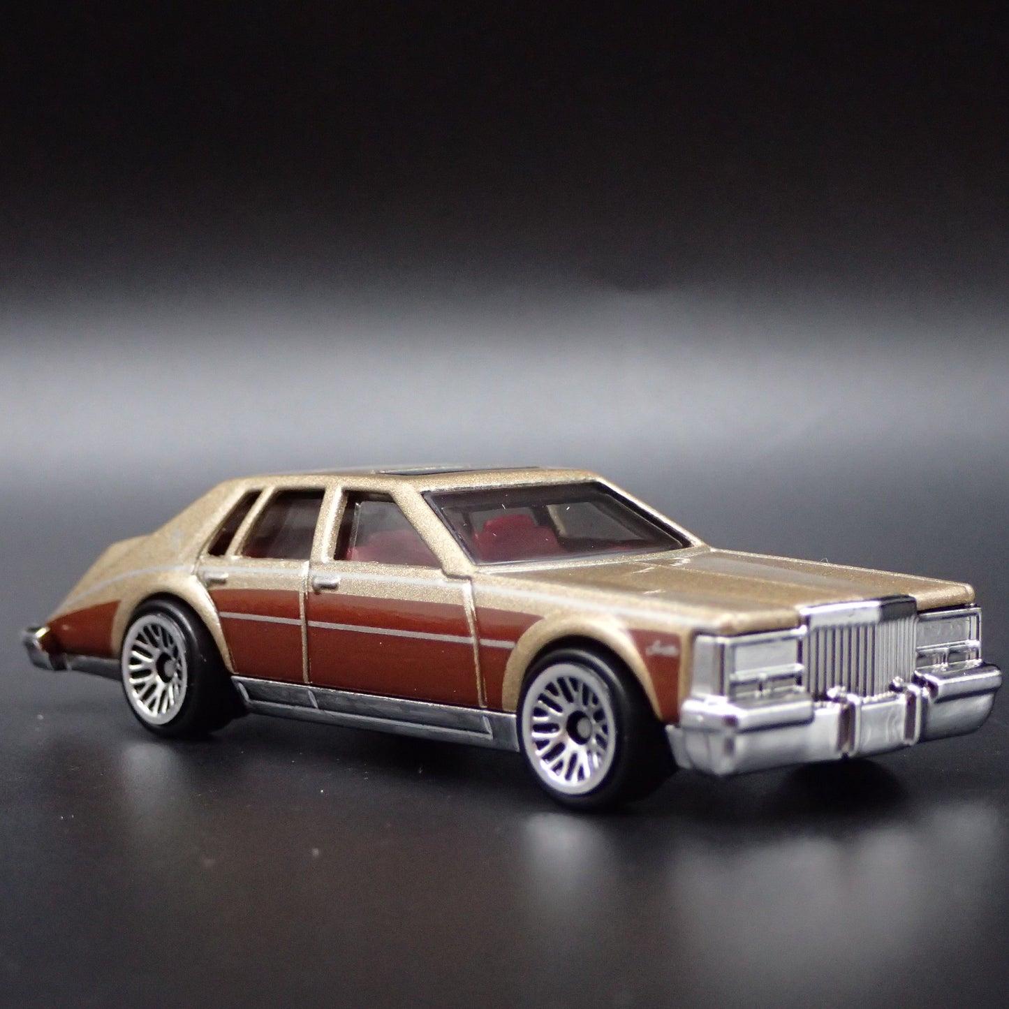 1982 82 CADILLAC CADDY SEVILLE  1:64 SCALE COLLECTIBLE DIORAMA DIECAST MODEL CAR
