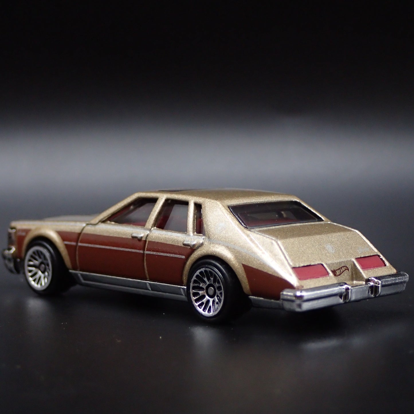 1982 82 CADILLAC CADDY SEVILLE  1:64 SCALE COLLECTIBLE DIORAMA DIECAST MODEL CAR