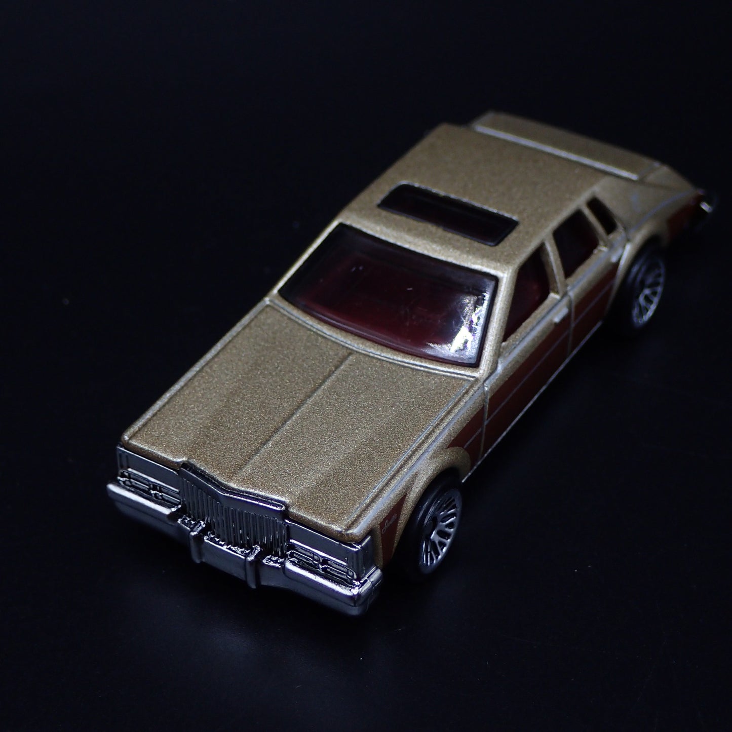 1982 82 CADILLAC CADDY SEVILLE  1:64 SCALE COLLECTIBLE DIORAMA DIECAST MODEL CAR