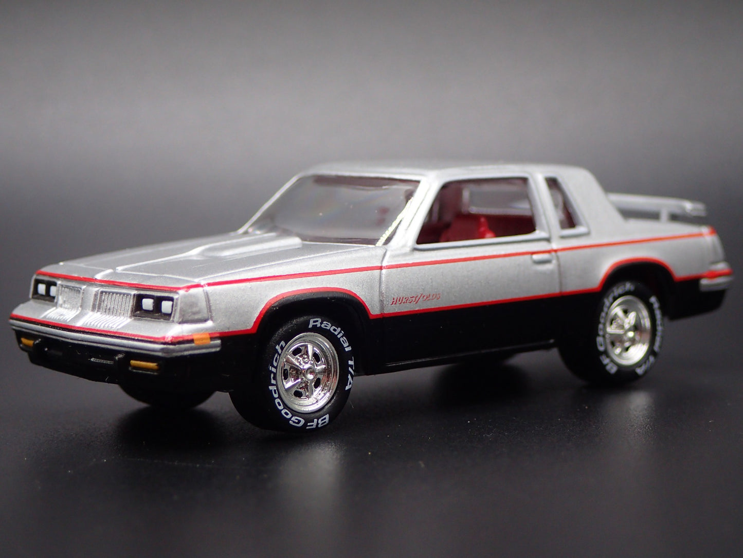 1984 84 OLDS OLDSMOBILE CUTLASS 442 HURST 1:64 SCALE DIORAMA DIECAST MODEL CAR