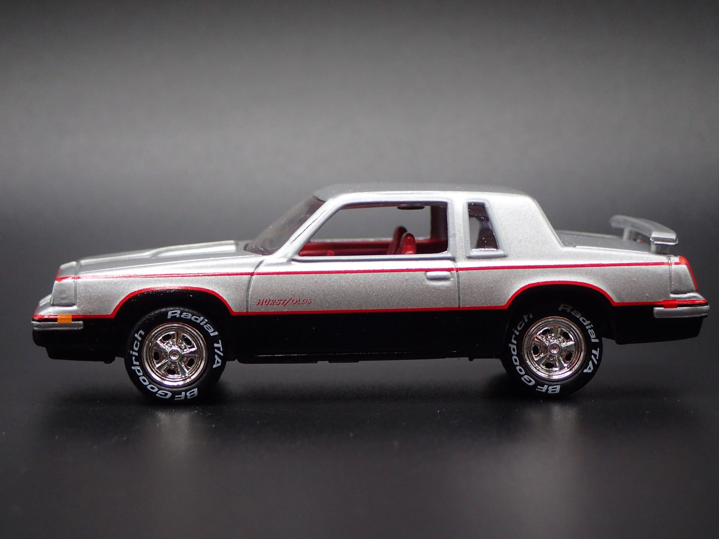 1984 84 OLDS OLDSMOBILE CUTLASS 442 HURST 1:64 SCALE DIORAMA DIECAST MODEL CAR